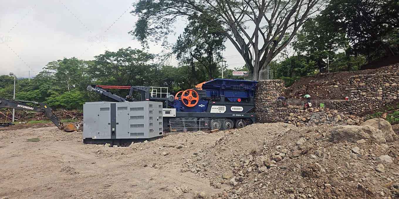 Mobile Jaw Crusher Machine Processing Granite 